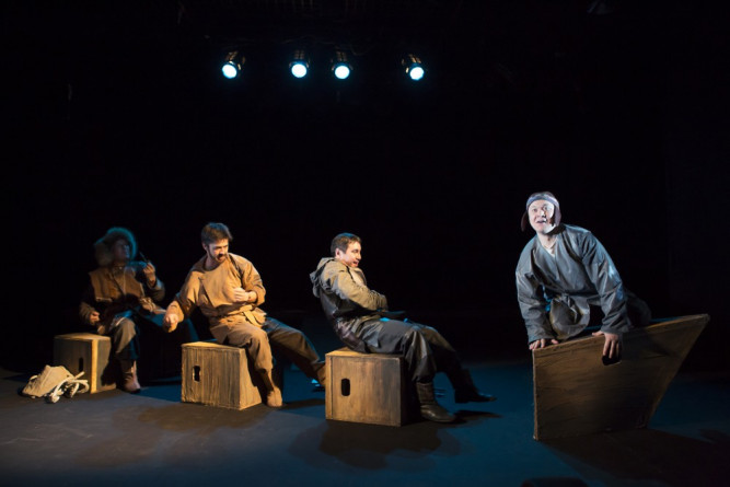 Фотография  для Пегий пёс, бегущий краем моря