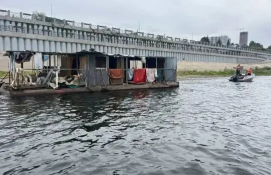 Любители сплава сели на мель посреди Белой реки в Уфе
