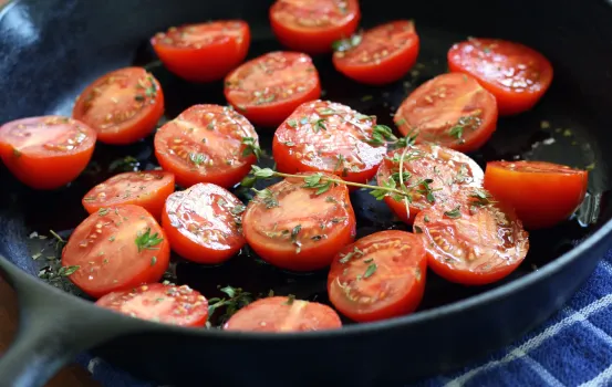 Никакой кислоты и недосола: эти маринованные помидоры взорвали кулинарные сообщества — мгновенный рецепт