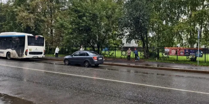 В Уфе вандалы разрушили остановочный павильон