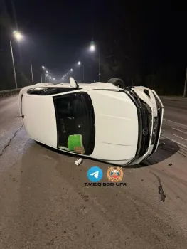 В Уфе «Фольксваген Поло» опрокинулся на Демском шоссе