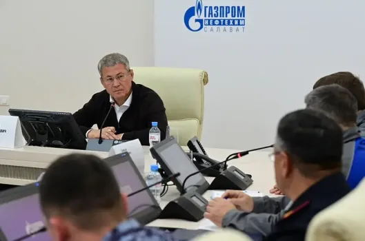 Хабиров посетил атакованное беспилотниками предприятие в Салавате