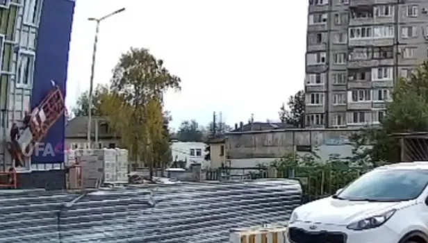 В Уфе сорвалась строительная люлька с рабочими: прокуратура начала проверку