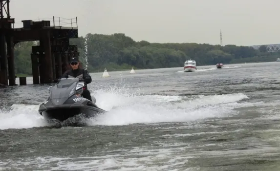 В Павловском водохранилище подросток-нарушитель на гидроцикле пытался уйти от погони