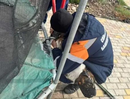 Спасателям пришлось выехать на помощь из-за инцидента на детской площадке в Уфе