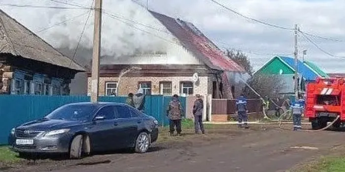 В Башкирии огонь уничтожил дом многодетной семьи