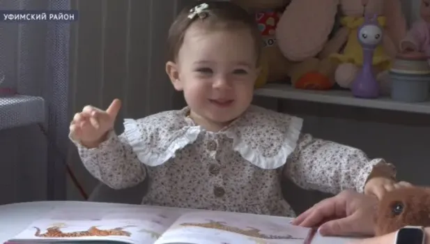 Первое слово произнесла в 5 месяцев: малышка из Башкирии покоряет соцсети знаниями