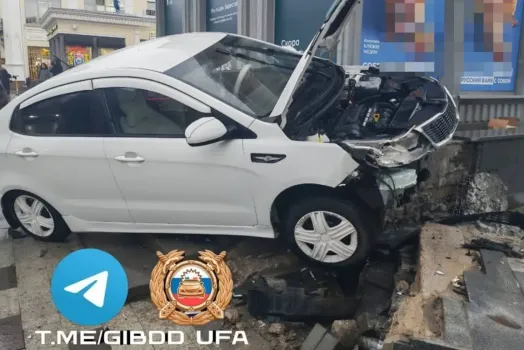 Иномарка врезалась в здание на Верхнеторговой площади в Уфе