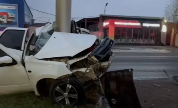 В Уфе машину «замотало» на электроопору: погибли два человека