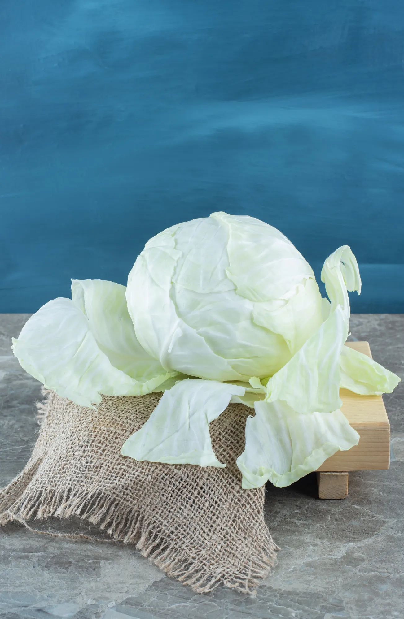 Разрезали капусту — а внутри черным-черно? Вот почему это происходит —