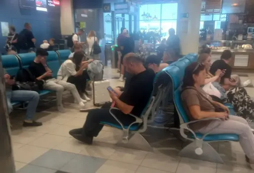 Когда устали ждать посадки: уфимские вахтовики устроили танцы в аэропорту Сургута