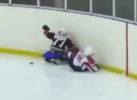 Сломал позвоночник: 8‑летний хоккеист из Уфы получил серьезную травму во время матча