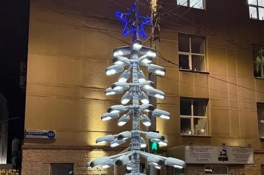 Елка из списанных светильников: как украсили Уфу к Новому году