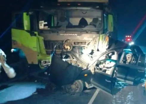 Шансов выжить не было: в Башкирии водитель иномарки погиб под большегрузом