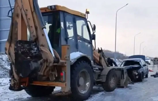 Трагедия на трассе в Иглинском районе: женщина за рулем иномарки погибла в ДТП с экскаватором