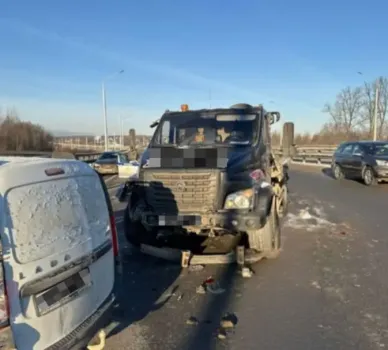 Массовое ДТП в Уфе: эвакуатор врезался в уже попавшие в аварию автомобили