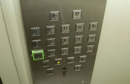 В Башкирии в жилом доме сорвалась кабина лифта с пассажирами: что известно о происшествии