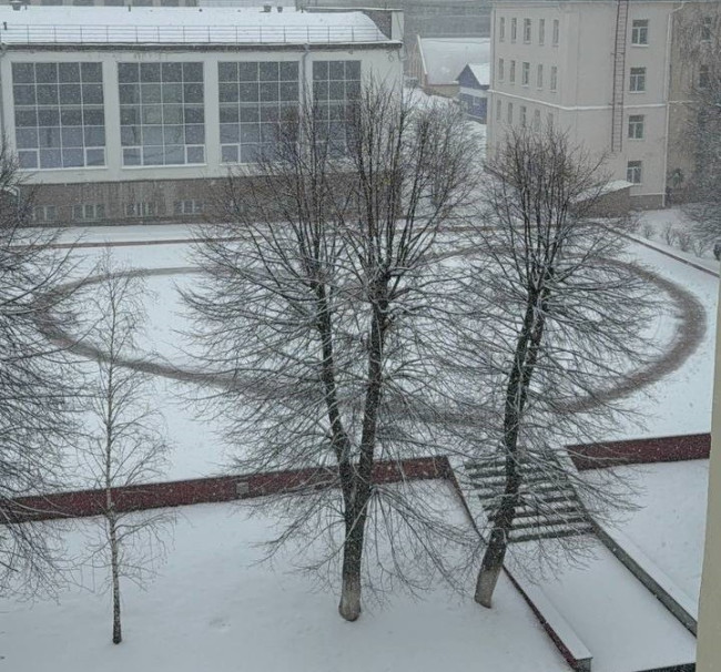 В Уфе снегоуборщик рисует сердце на снегу для студентов университета