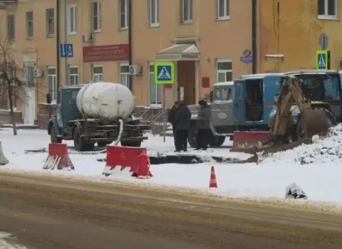 В Уфе устраняют аварию на тепломагистрали, затронувшую сотни объектов
