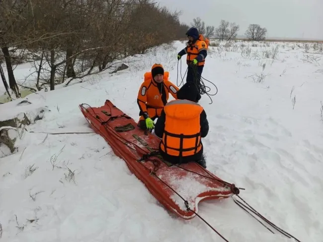 Спасатели вытащили рыбака из воды на реке Белой в Башкирии
