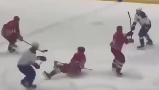 Экс-игрок &laquo;Салавата Юлаева&raquo; Чуприс сбил Лукашенко во время хоккейного матча в Беларуси