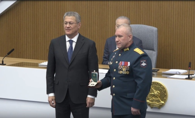 Хабиров вручил орден полковнику Кухальскому за героизм при исполнении долга