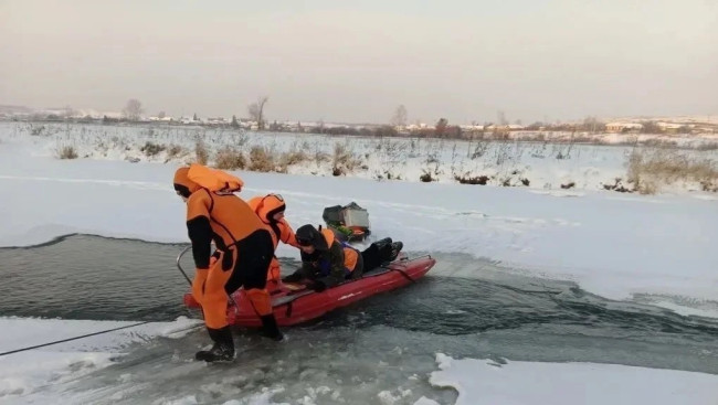 Спасатели выручили троих рыбаков из ледовой ловушки в Белорецком районе