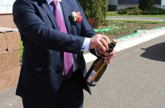 Шампанское может усугубить заболевания пищеварительной системы, предупреждает врач в Уфе