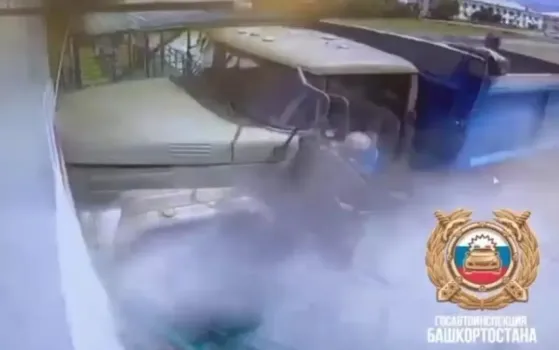 В Башкирии пьяный водитель ЗИЛа влетел в больницу и уполз с места ДТП