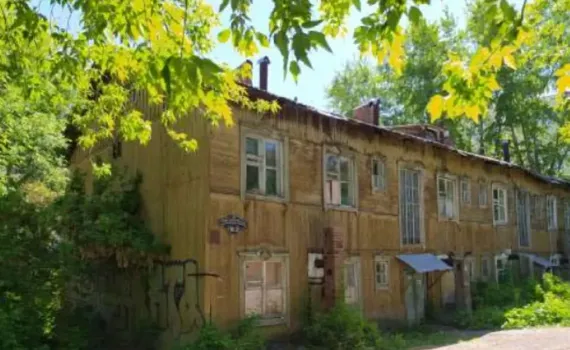Ветхий нежилой дом продают в Уфе за 21 млн рублей