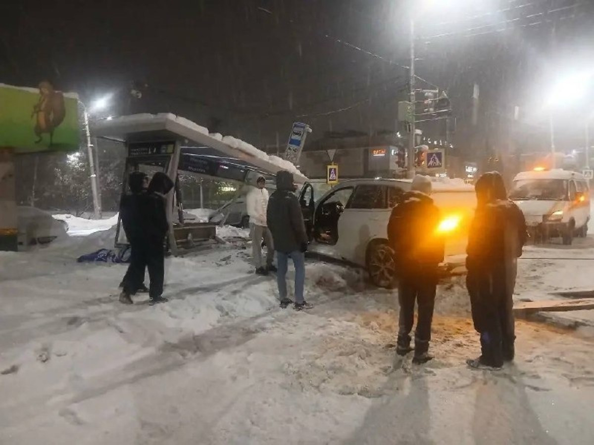 В Уфе легковой автомобиль врезался в остановку на улице Менделеева