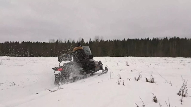 В Аскинском районе Башкирии мужчины застряли на снегоходе в поле