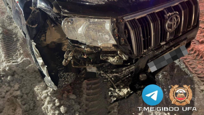 В Уфе водитель Toyota Land Cruiser Prado врезался в столб электроопоры