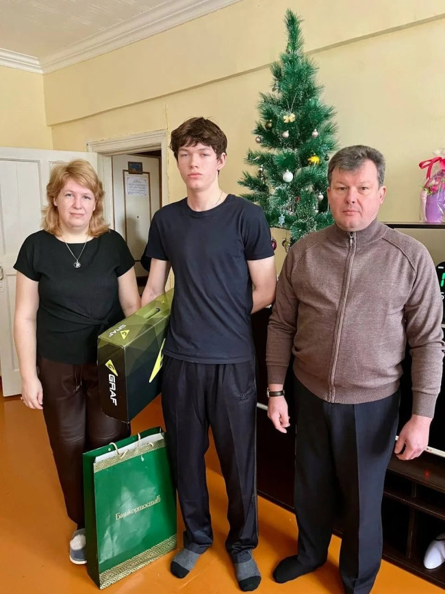 Глава Башкирии исполнил мечту школьника из Сибая, подарив коньки