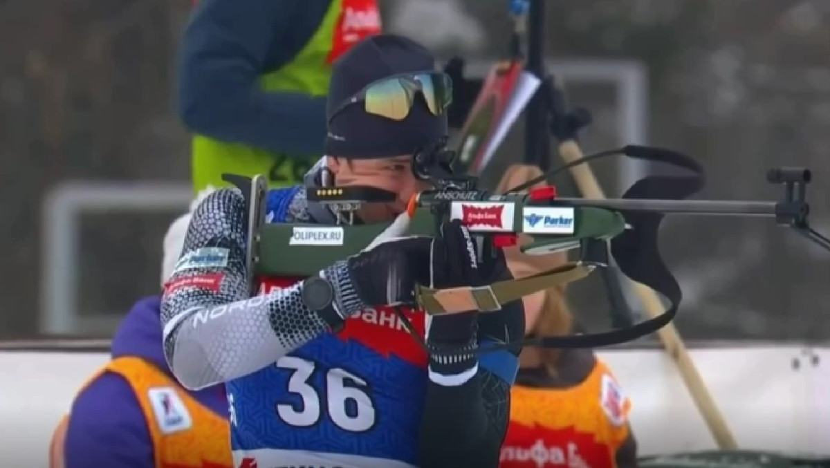 Эдуард Латыпов стал победителем индивидуальной гонки на чемпионате России по биатлону