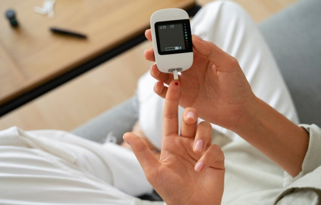 Шпинат и миндаль: как поддерживать уровень сахара в крови с помощью простых продуктов