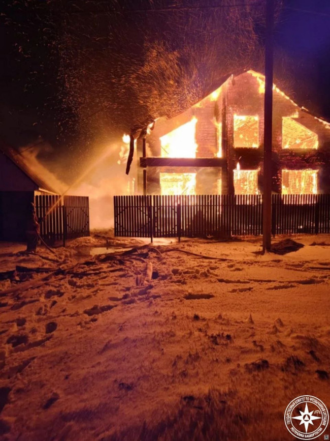 Пожар в Кандры-Кутуй: сгорел деревянный дом, пострадавших нет