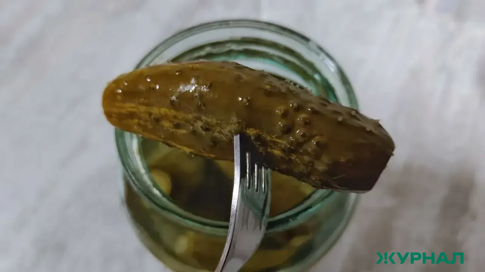 Маринованные огурцы с перцем чили: хрустящие и острые заготовки на зиму