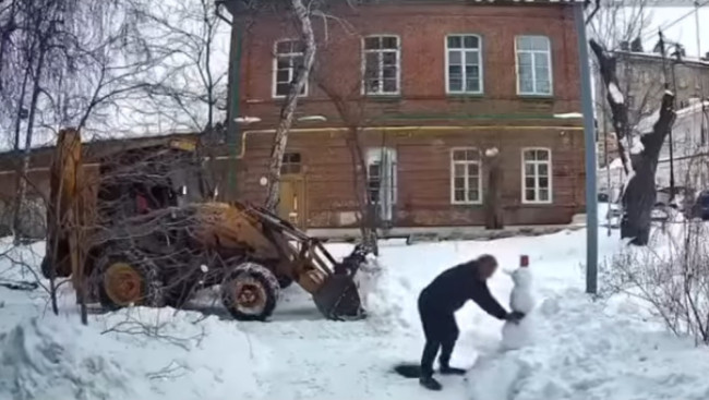 Тракторист в Башкирии переместил снеговика, чтобы продолжить уборку снега