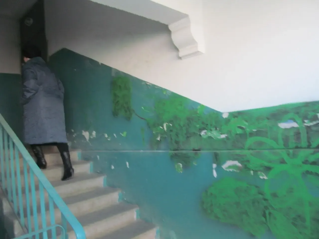 Пенсионерка упала с лестницы в Уфе и получила травмы