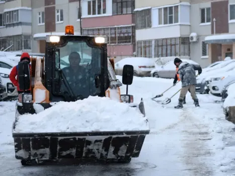 Глава Калининского района Уфы проверил уборку снега во дворах