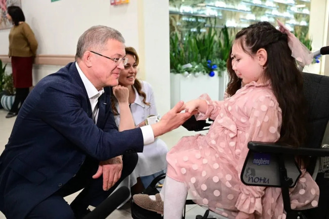 Хабиров поздравил сотрудников и подопечных хосписа в Уфе с Старым Новым годом