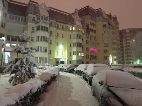 В Уфе на девушку упала снежная масса с крыши дома, возбуждено дело