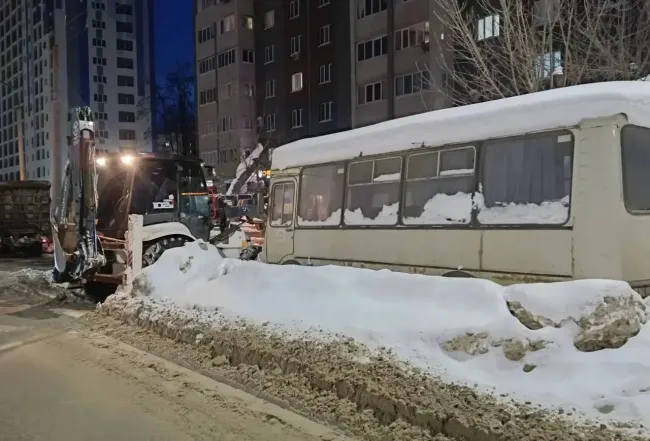 В Уфе эвакуировали автобус, мешающий уборке снега на улице Ахметова