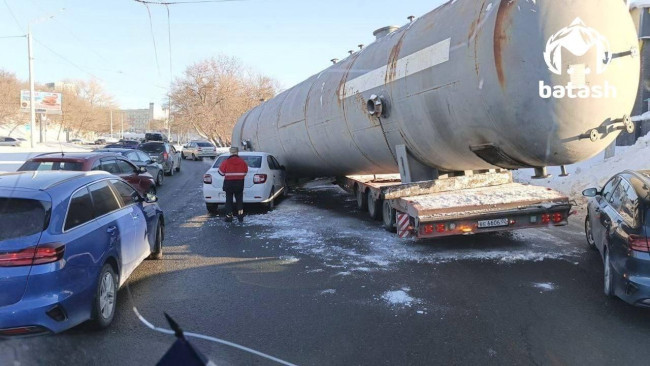 Цистерна упала на легковой автомобиль в Уфе, пострадало только стекло