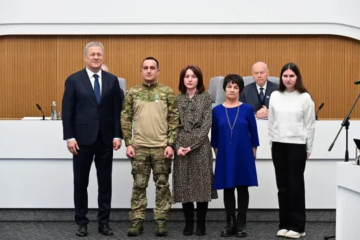 Глава Башкирии вручил госнаграды военнослужащим на совещании в правительстве