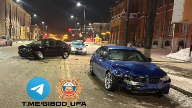 В Уфе произошло ДТП с участием «Лады Весты» и «БМВ 320»