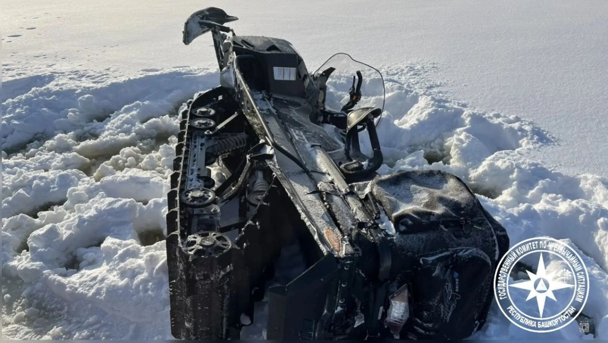 На Павловском водохранилище перевернулся снегоход, спасатели помогли мужчине