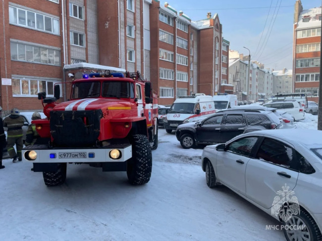 Пожар в уфимской многоэтажке: спасены семь человек