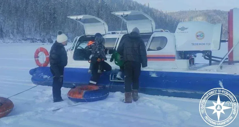 Спасатели эвакуировали заблудившуюся семью с детьми на Павловском водохранилище
